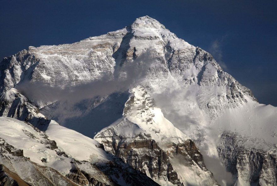 monte-everest3A-cerca-de-mil-pessoas-ficam-presas-devido-a-tempestade-de-neve