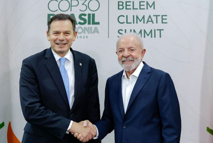BRAZIL-CLIMATE-COP30-UN Handout picture released by the Brazilian Presidency showing Brazil's President Luiz Inacio Lula da Silva (R) and Portugal's Prime Minister Luis Montenegro posing for a picture during a bilateral meeting during the Leaders' Summit in the framework of the COP30 UN Climate Change Conference in Belem, Para State, Brazil, on November 7, 2025. (Photo by Ricardo STUCKERT / Brazilian Presidency / AFP) / RESTRICTED TO EDITORIAL USE - MANDATORY CREDIT