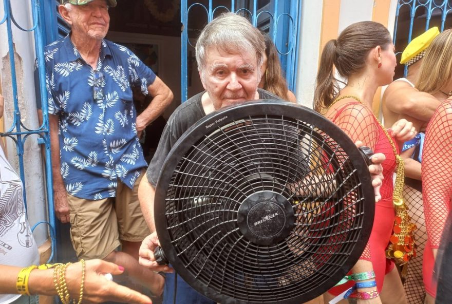 morador-de-olinda-surpreende-com-ventilador-publico-para-folioes morador-de-olinda-surpreende-com-ventilador-publico-para-folioes