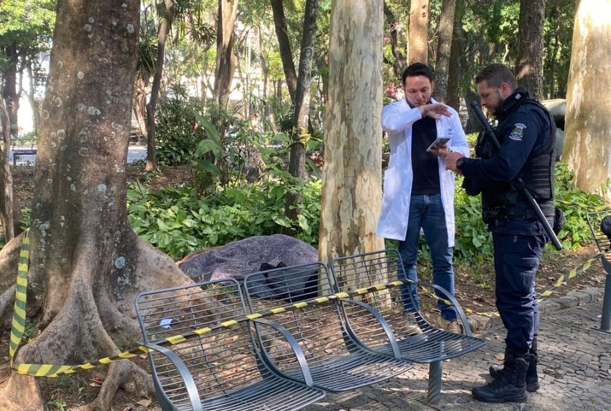 morador-de-rua-e-encontrado-morto-no-parque-halfeld-em-juiz-de-fora3A-investigacoes-em-andamento