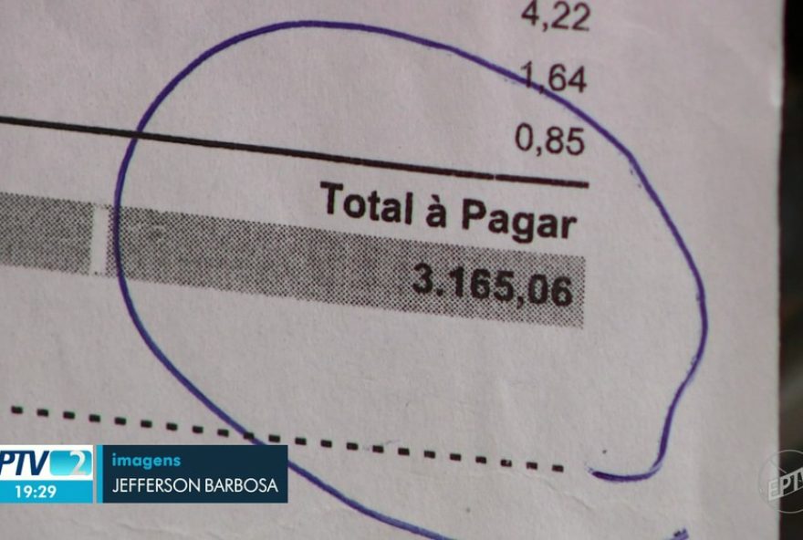 moradores-de-estiva-gerbi-reclamam-de-contas-de-agua-exorbitantes3A-ate-r243-mil.-revoltados2C-moradores-questionam-valores-abusivos-das-faturas