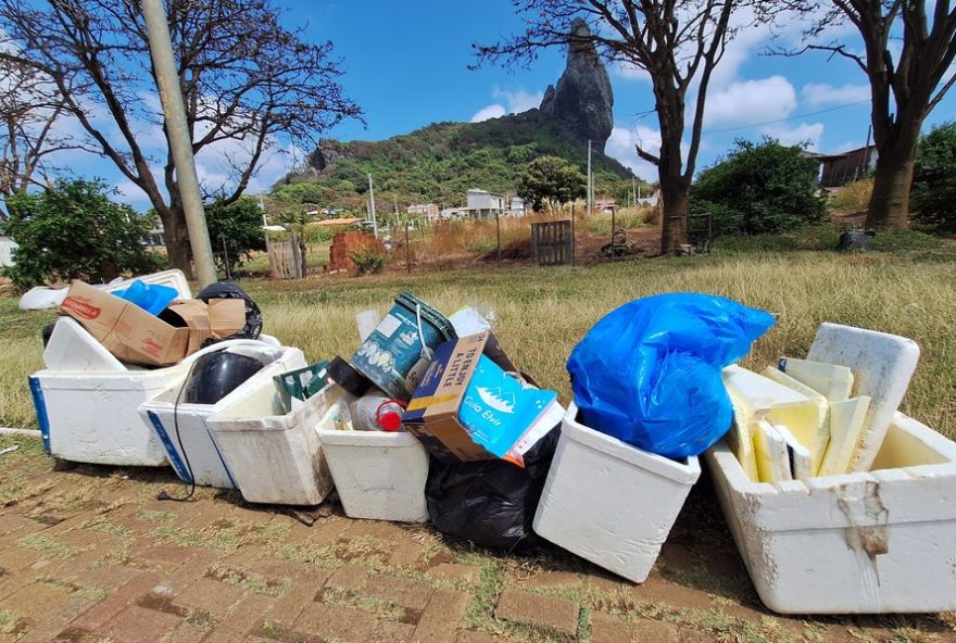 moradores-de-noronha-denunciam-acumulo-de-lixo-e-critica-servico-de-limpeza3A-empresa-ambipar-atua-em-periodo-de-transicao