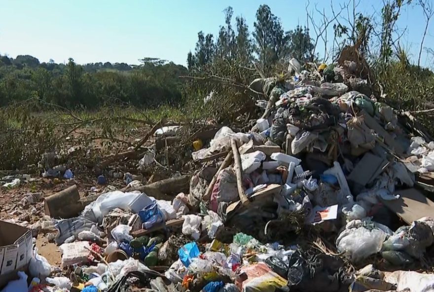 moradores-de-passos-mg-enfrentam-problemas-com-acumulo-de-lixo-em-cacambas3A-ministerio-publico-investiga-a-situacao