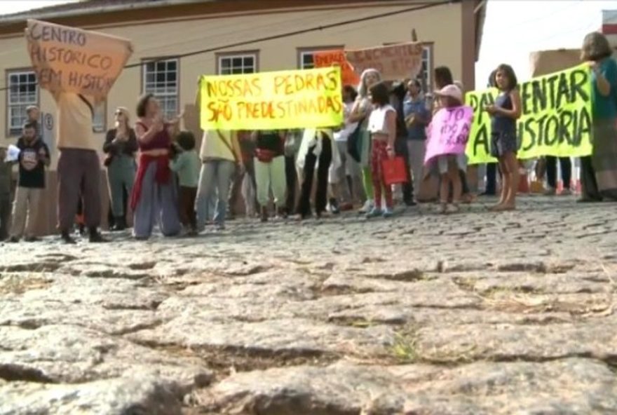 moradores-de-piracaia-protestam-contra-asfaltamento-de-ruas-com-paralelepipedos3A-preservacao-do-patrimonio-em-destaque