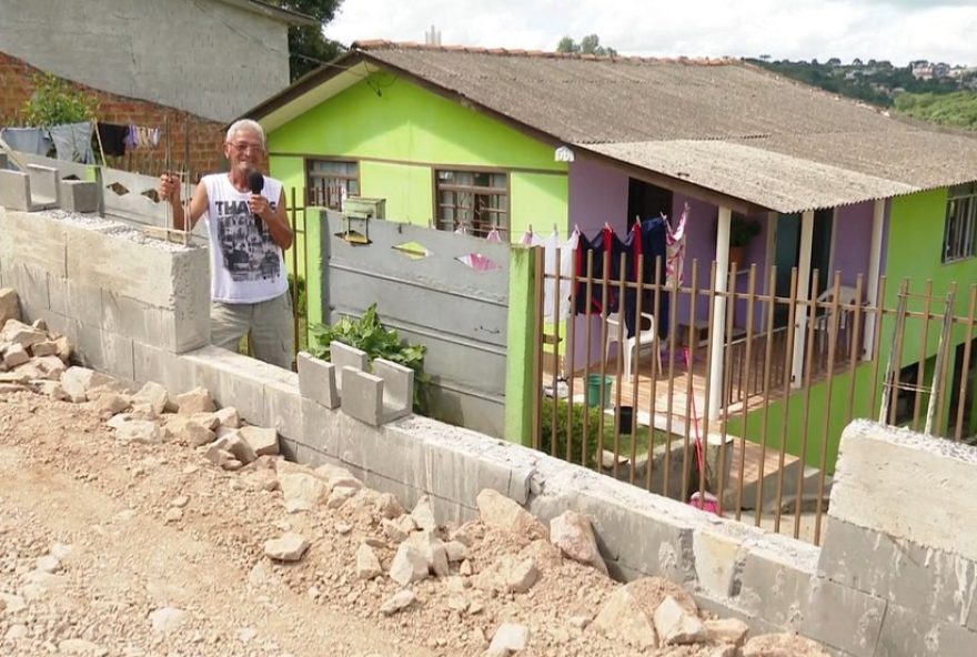 moradores-de-ponta-grossa-tem-casas-isoladas-por-muro-durante-obra-de-pavimentacao-no-parana