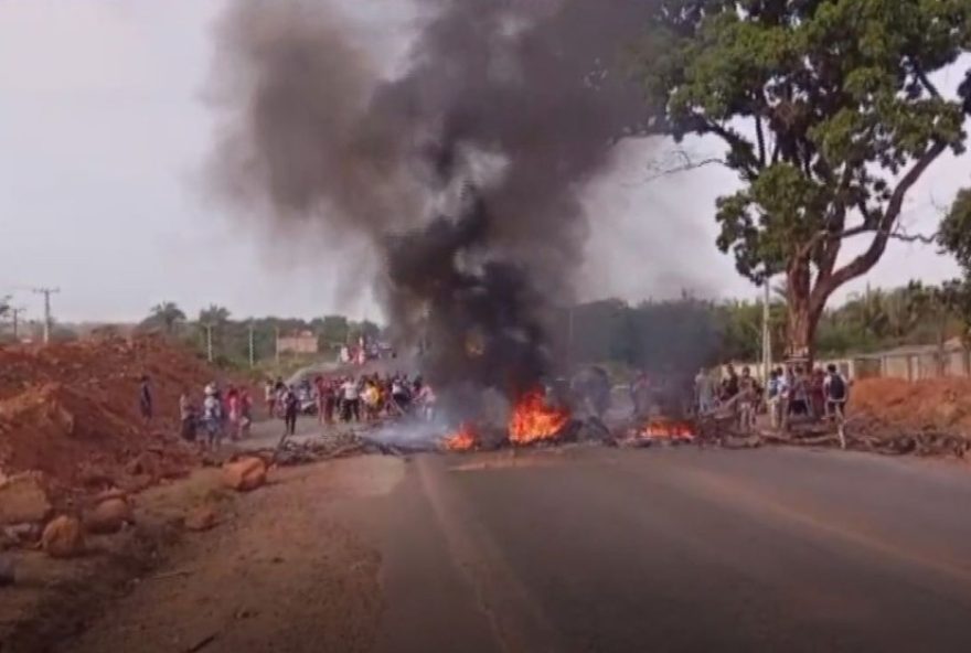 moradores-de-santa-ines-bloqueiam-br-222-por-seguranca3A-cobram-redutores-de-velocidade