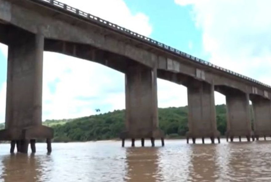 moradores-desrespeitam-bloqueio-do-dnit-em-ponte-no-sul-da-bahia3A-impactos-na-rotina-da-cidade