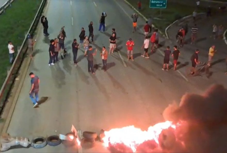 moradores-do-26-de-setembro-fecham-via-estrutural-em-protesto-por-falta-de-energia-no-df moradores-do-26-de-setembro-fecham-via-estrutural-em-protesto-por-falta-de-energia-no-df