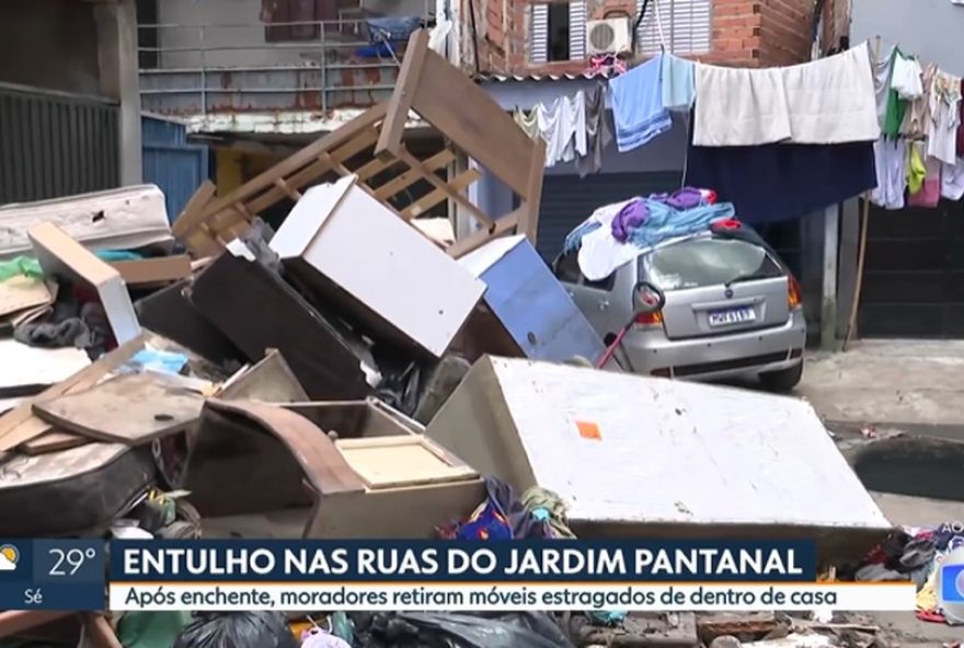 moradores-do-jardim-pantanal2C-em-sao-paulo2C-lidam-com-lixo-apos-enchente