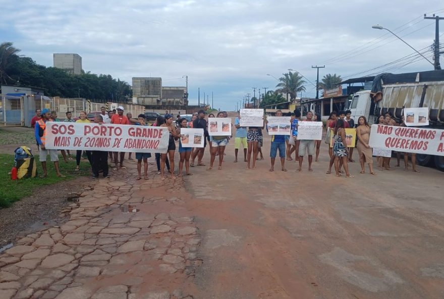 moradores-do-porto-grande-exigem-pavimentacao-em-protesto-na-vila-maranhao-sao-luis3A-interdicao-da-estrada-do-porto-grande-pela-falta-de-infraestrutura