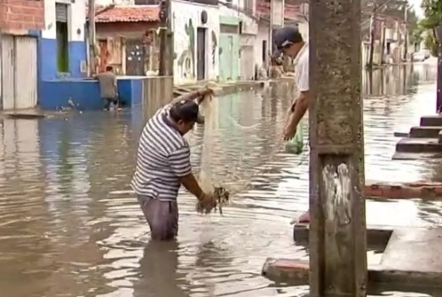 moradores-pescam-em-rua-alagada-de-fortaleza-e-capturam-peixes-bairro-aerolandia