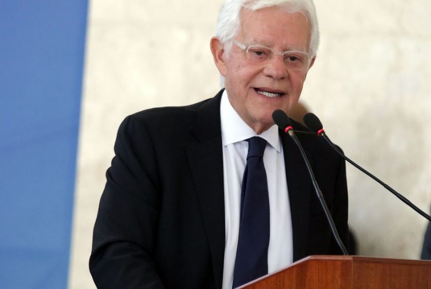 moreira-franco-lanca-livro-com-bastidores-da-redemocratizacao-no-brasil moreira-franco-lanca-livro-com-bastidores-da-redemocratizacao-no-brasil