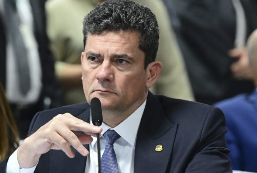 CPMI – INSS – Comissão Parlamentar Mista de Inquérito do INSS Comissão Parlamentar Mista de Inquérito do INSS - 2025 (CPMI - INSS) realiza reunião para analisar 97 requerimentos, entre eles convocações de ex-dirigentes do INSS.
O objetivo da comissão é investigar fraudes no Instituto Nacional do Seguro Social (INSS), envolvendo descontos irregulares em benefícios de aposentados e pensionistas. A CMPI é formada por senadores e deputados, num total de 32 titulares e igual número de suplentes.
Em pronunciamento, à bancada, senador Sergio Moro (União-PR).
Foto: Geraldo Magela/Agência Senado