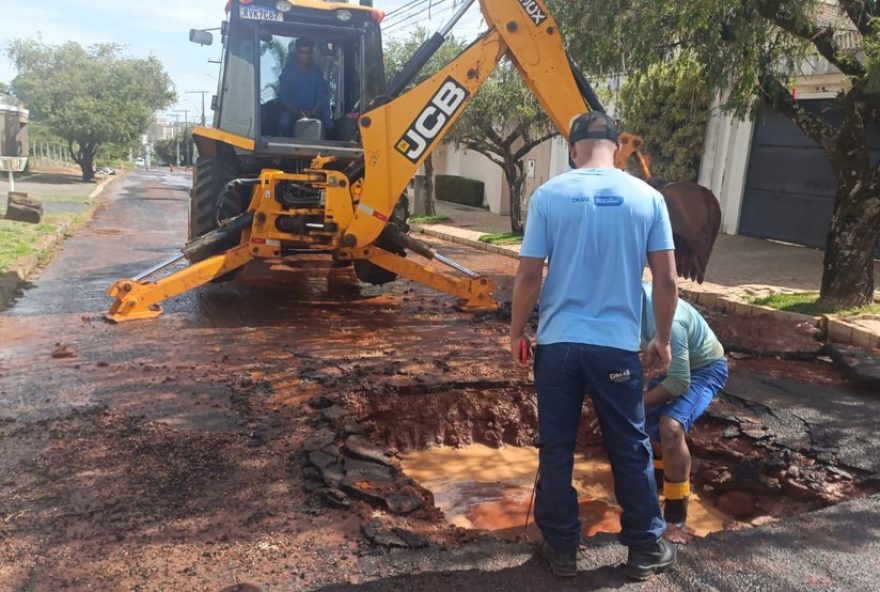 moto-cai-em-cratera-no-morada-da-colina2C-uberlandia3A-veja-o-video