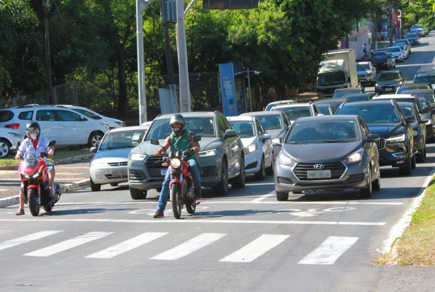 Capital deve receber 125 faixas de motos nos semáforos para reduzir disputa por espaço com carros. (Foto: Divulgação/Prefeitura de Goiânia)