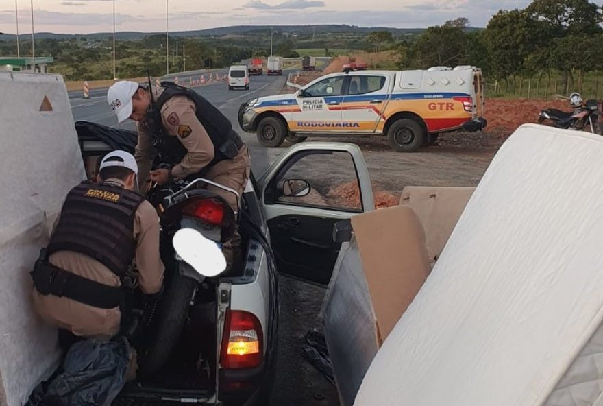 motocicleta-adulterada-e-apreendida-em-caminhonete-na-br-1353A-policia-militar-age-contra-crime-de-receptacao