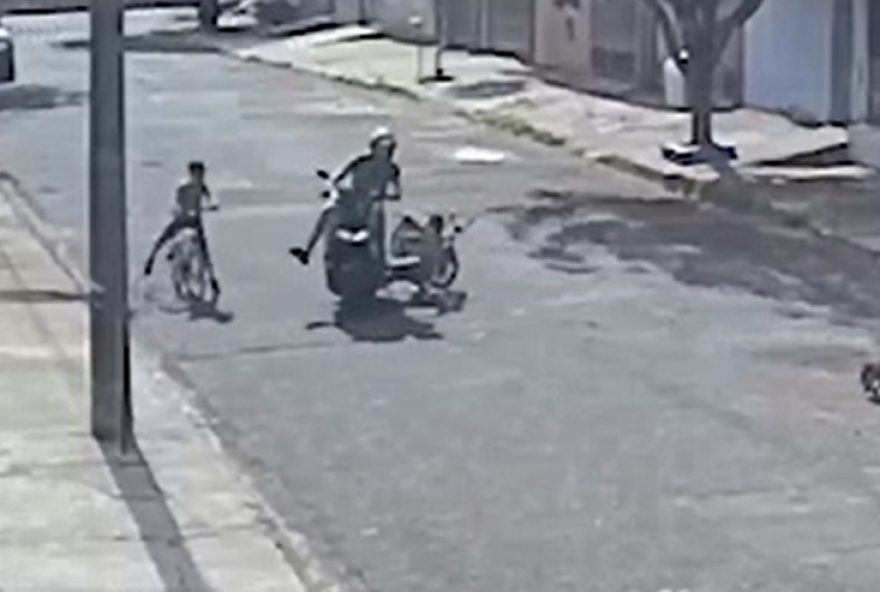 motociclista-atropela-crianca-em-avare3A-video-mostra-fuga-apos-acidente