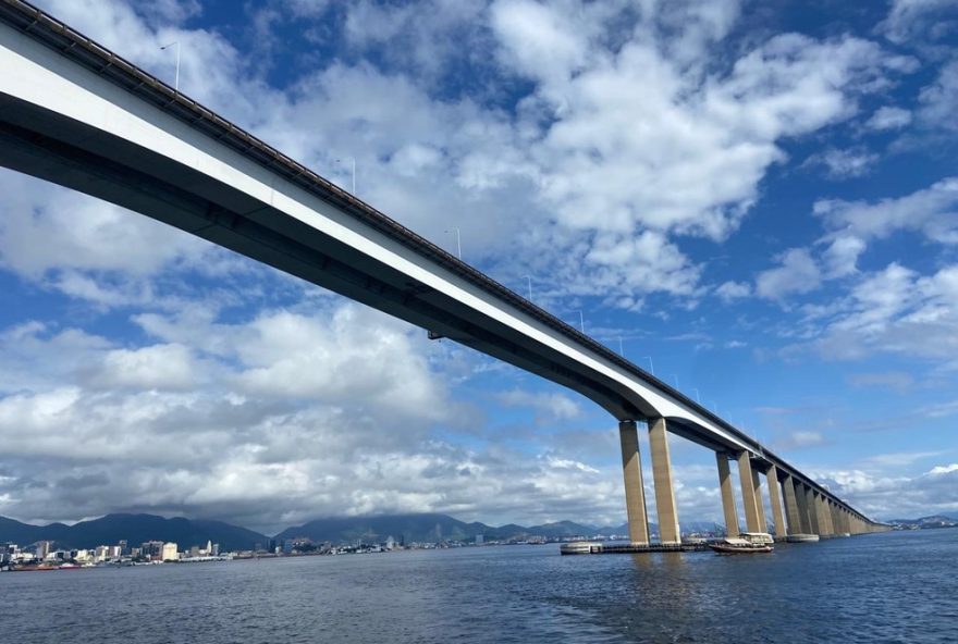 motociclista-cai-da-ponte-rio-niteroi-apos-colisao-com-caminhao3A-atualizacoes-sobre-seu-estado-de-saude