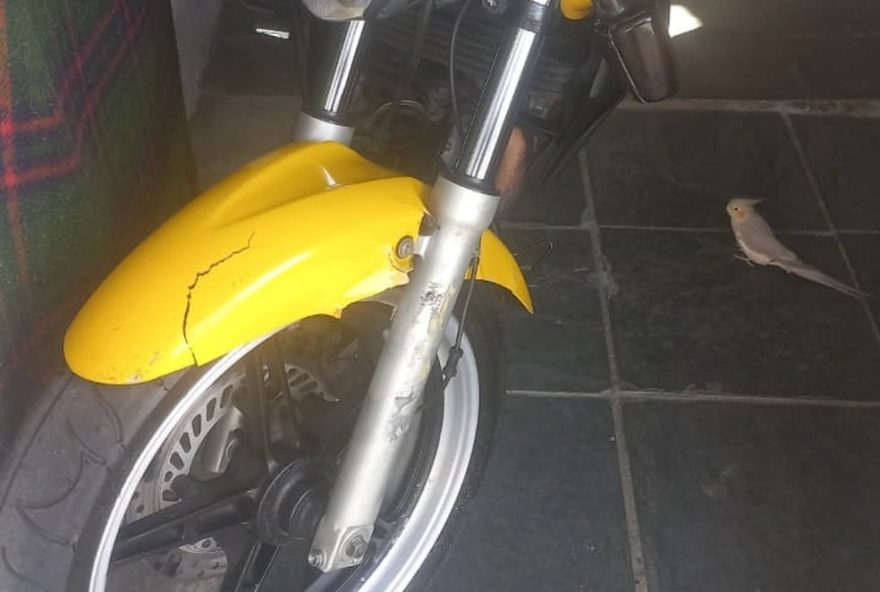 motociclista-cai-em-pe-apos-acidente-com-carro-em-mogi-das-cruzes3A-22parece-cena-de-filme22