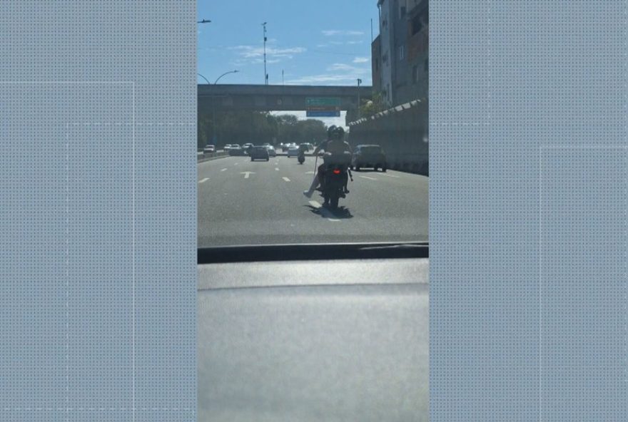 motociclista-com-perna-engessada-troca-marchas-com-cabo-de-vassoura3A-criatividade-no-transito