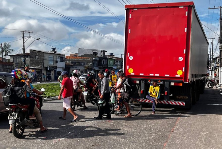 motociclista-de-aplicativo-morre-em-acidente-grave-na-av.-independencia2C-em-belem3A-vitima-tentou-desviar-de-carro-e-foi-atingida-por-caminhao