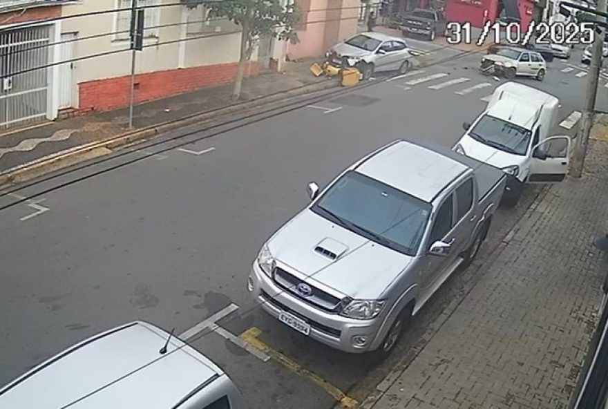 motociclista-dos-correios-ferido-em-acidente-com-dois-carros-em-limeira3A-video-mostra-o-momento-da-batida motociclista-dos-correios-ferido-em-acidente-com-dois-carros-em-limeira3A-video-mostra-o-momento-da-batida