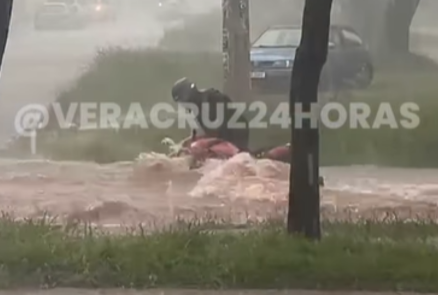motociclista-e-arrastado-por-enxurrada-durante-chuva-forte-em-goiania