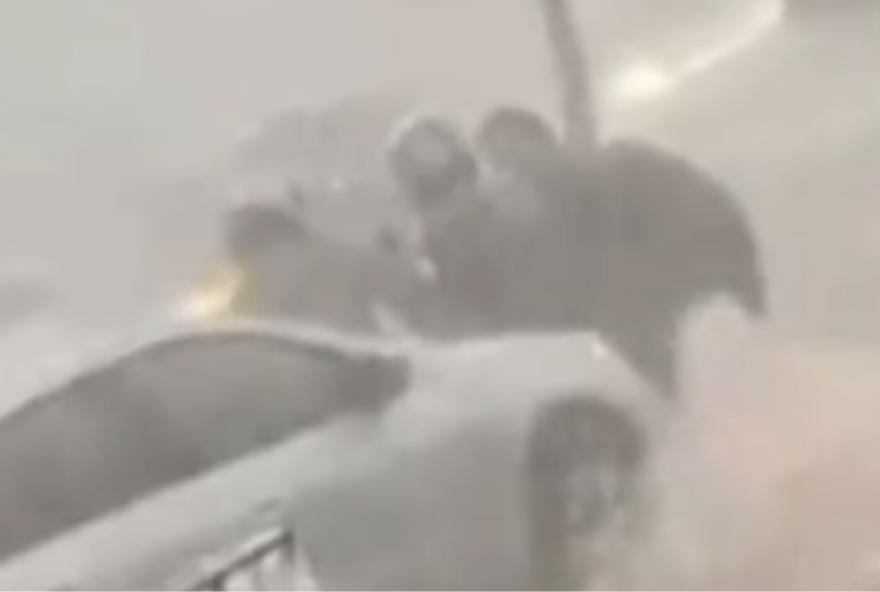 motociclista-e-arrastado-por-enxurrada2C-mas-escapa-ileso-em-goiania motociclista-e-arrastado-por-enxurrada2C-mas-escapa-ileso-em-goiania