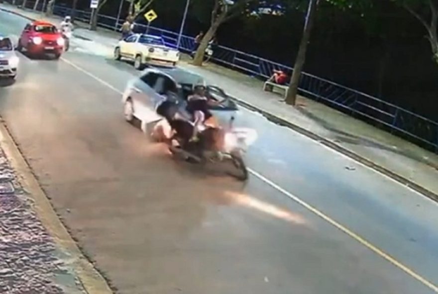 motociclista-e-atingido-por-carro-parado-em-avenida-de-muriae2C-mg