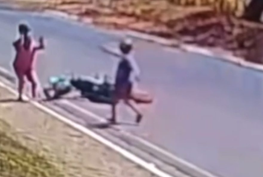 motociclista-e-derrubado-em-assalto-violento-em-caucaia3A-veja-imagens-e-saiba-detalhes