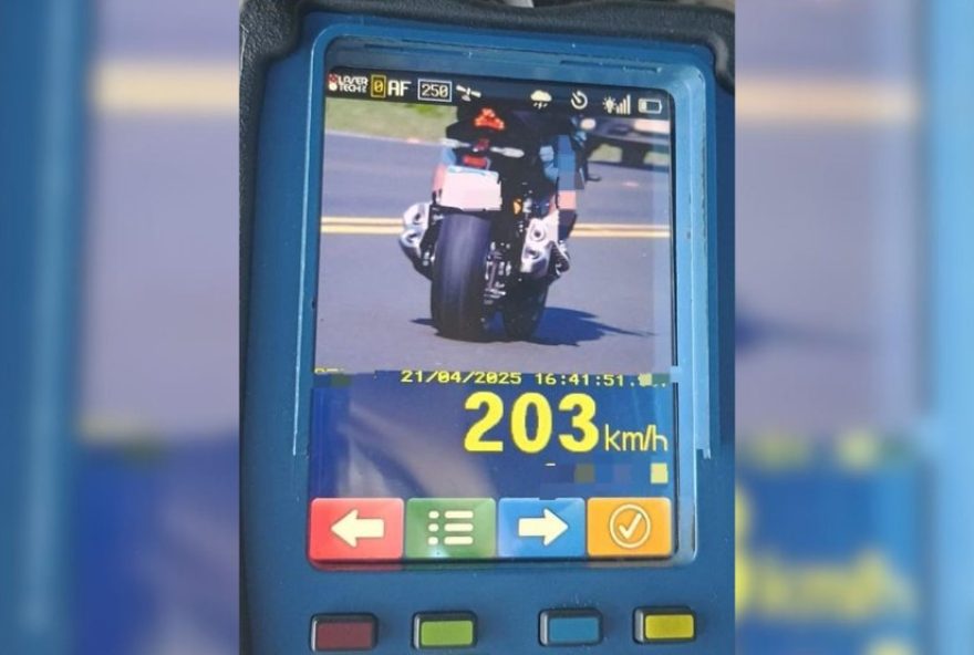 motociclista-e-flagrado-a-203km2Fh-em-iacri-sp3A-conscientizacao-e-fiscalizacao-no-transito