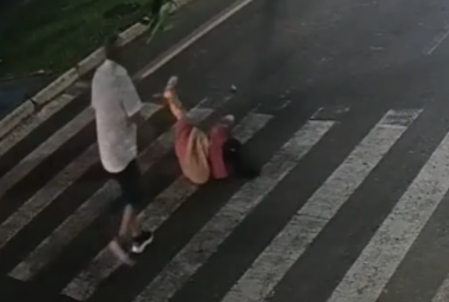 motociclista-embriagado-atropela-pedestre-na-faixa-e-causa-fratura-exposta motociclista-embriagado-atropela-pedestre-na-faixa-e-causa-fratura-exposta