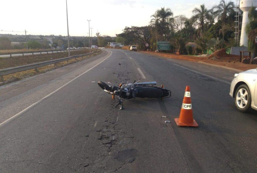 motociclista-fica-em-estado-gravissimo-apos-bater-em-caminhonete-na-go-070-em-goiania-1024x769