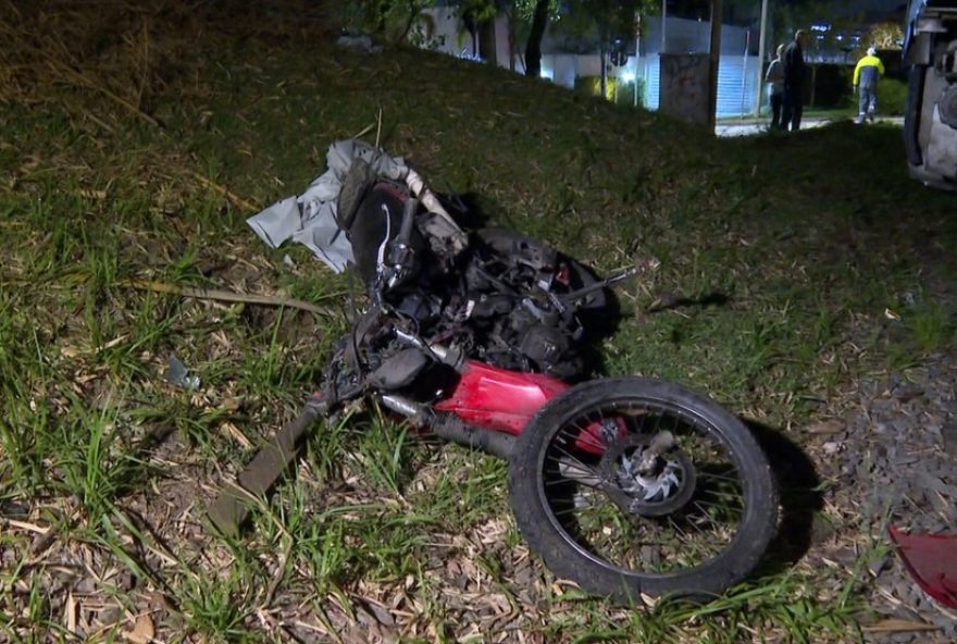 motociclista-fica-gravemente-ferido-ao-ser-atingido-por-trem-em-curitiba3A-acidente-e-protocolos-de-seguranca-em-debate motociclista-fica-gravemente-ferido-ao-ser-atingido-por-trem-em-curitiba3A-acidente-e-protocolos-de-seguranca-em-debate