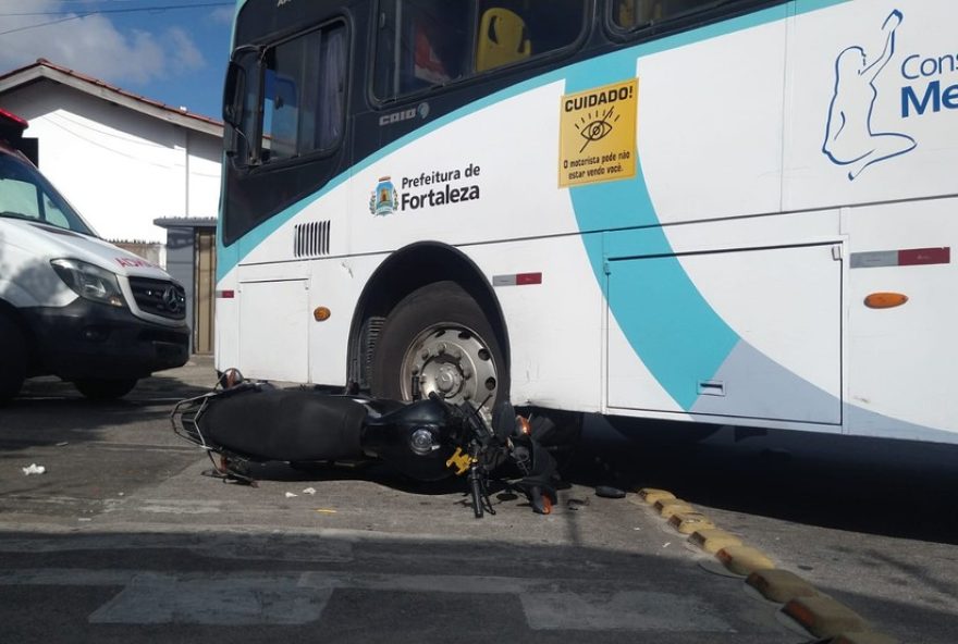 motociclista-fica-sob-onibus-em-acidente-e-aguarda-socorro-por-2-horas