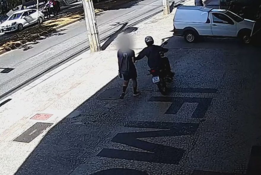 motociclista-furta-celular-de-pedestre-em-bh3B-video-registra-momento-do-crime