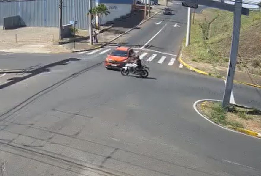 motociclista-gravemente-ferido-apos-colisao-em-votuporanga3A-camera-registra-acidente-no-cruzamento