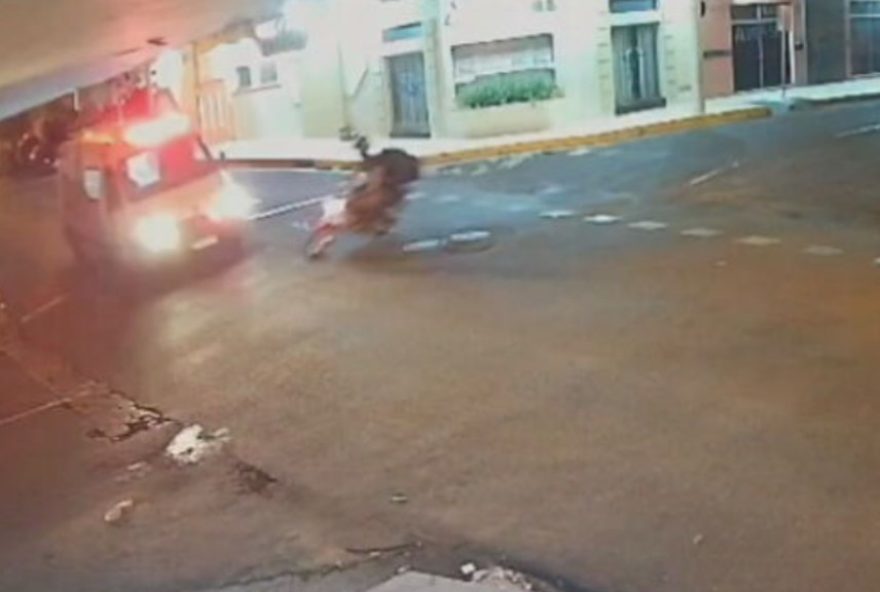 motociclista-gravemente-ferido-apos-ser-atingido-por-ambulancia-em-birigui3A-video-do-acidente