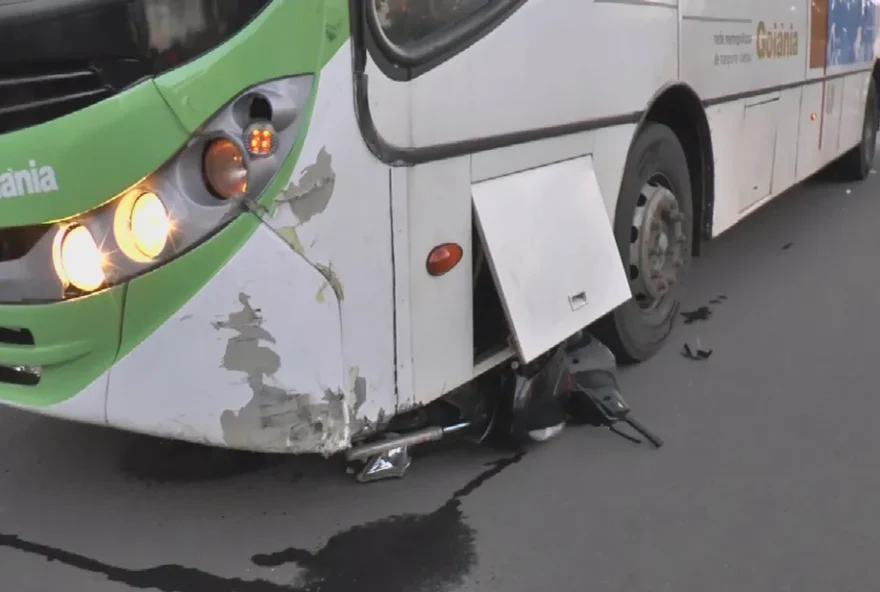 Moto foi arrastada por 50 metros. (Foto: Reprodução)