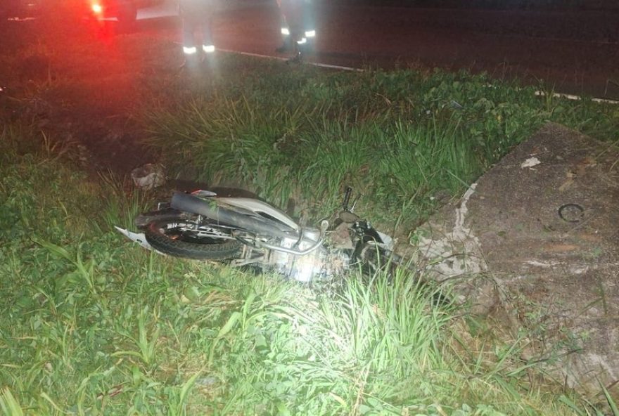 motociclista-morre-ao-colidir-em-placa-e-cair-em-vala-na-br-2622C-em-nova-serrana