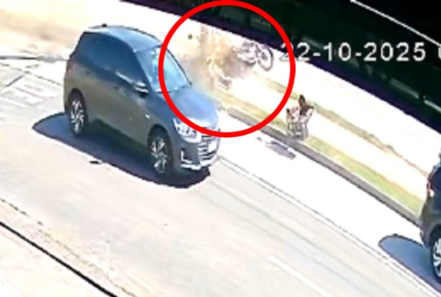 motociclista-morre-ao-ser-atingido-por-carro-e-arremessado-em-sorocaba3A-video-flagra-acidente-fatal-na-avenida-ipanema