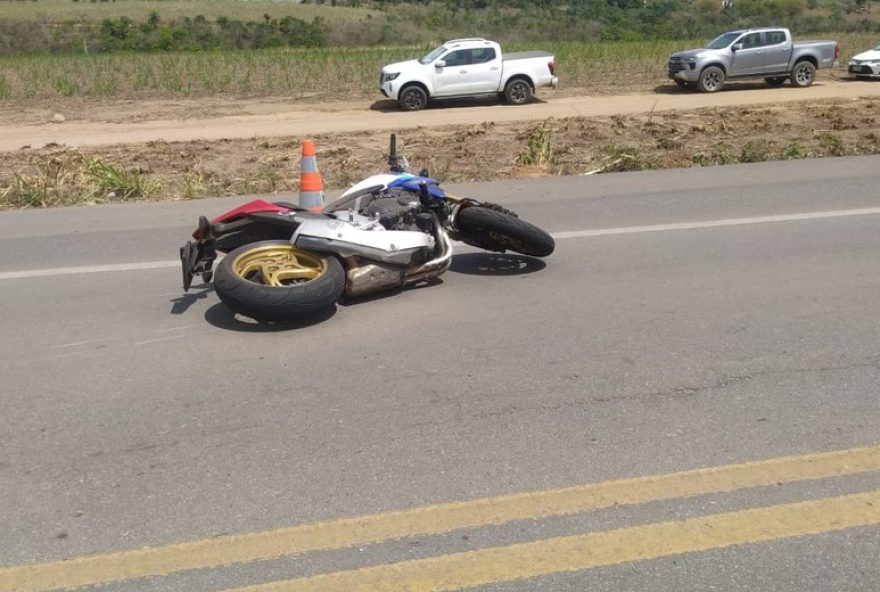 motociclista-morre-ao-tombar-evitando-madeira-solta-na-br-408-em-carpina