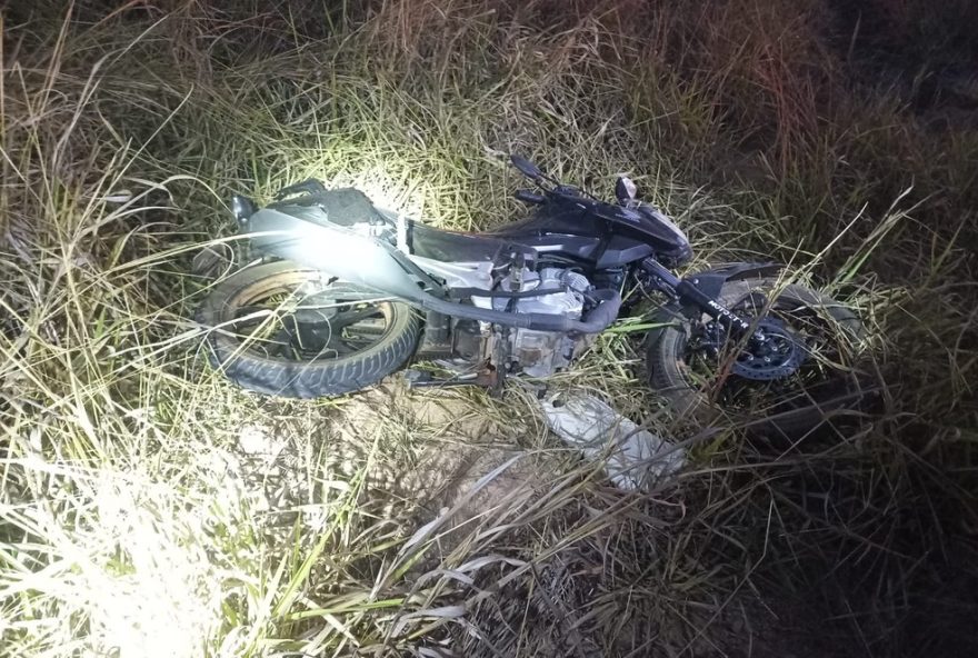 motociclista-morre-apos-cair-em-buraco-na-mg-4233A-alerta-para-seguranca-no-transito