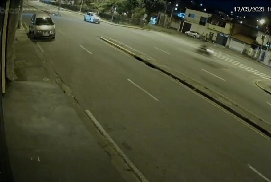 motociclista-morre-apos-colidir-em-grade-de-corrego-em-mogi-das-cruzes3A-video-fatal