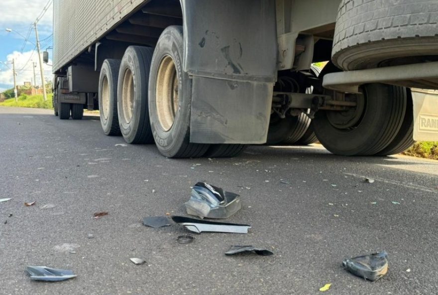 motociclista-morre-apos-colisao-com-caminhao-em-rio-preto3A-acidente-fatal-durante-intensa-chuva