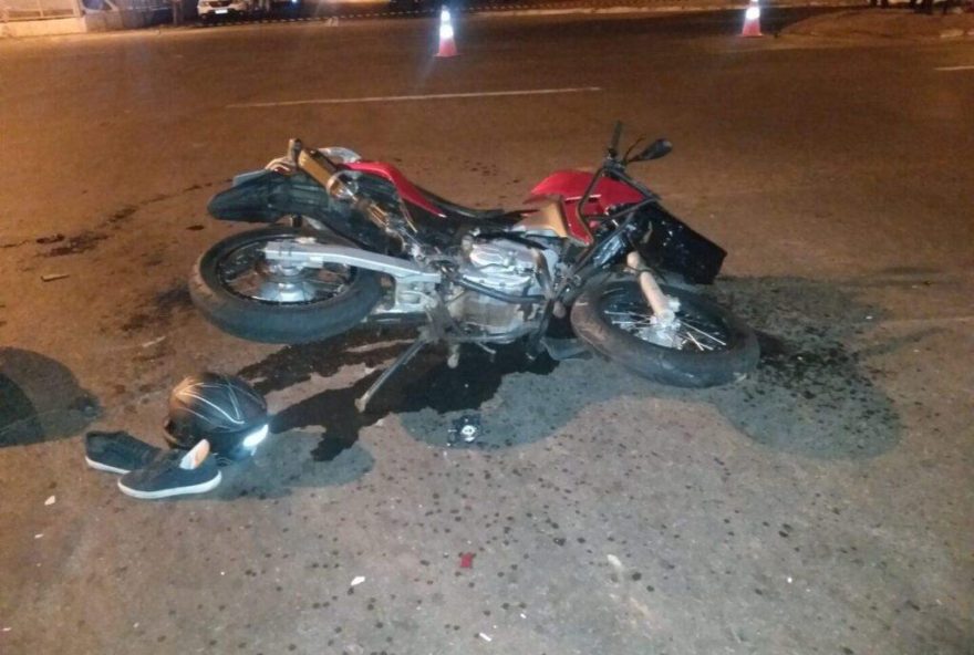 Condutor da moto também caiu na pista, mas não sofreu lesões corporais. Ele se levantou em seguida e permaneceu no local. Teste do bafômetro dele e do motorista do carro deram negativo. (Foto: Dict)