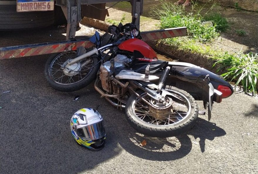 motociclista-morre-em-acidente-apos-colisao-em-caminhao3A-alerta-sobre-seguranca-no-transito