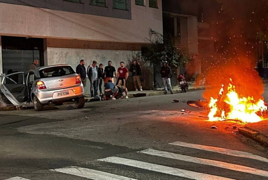 motociclista-morre-em-colisao-com-carro-em-sp3B-moto-pega-fogo-apos-acidente
