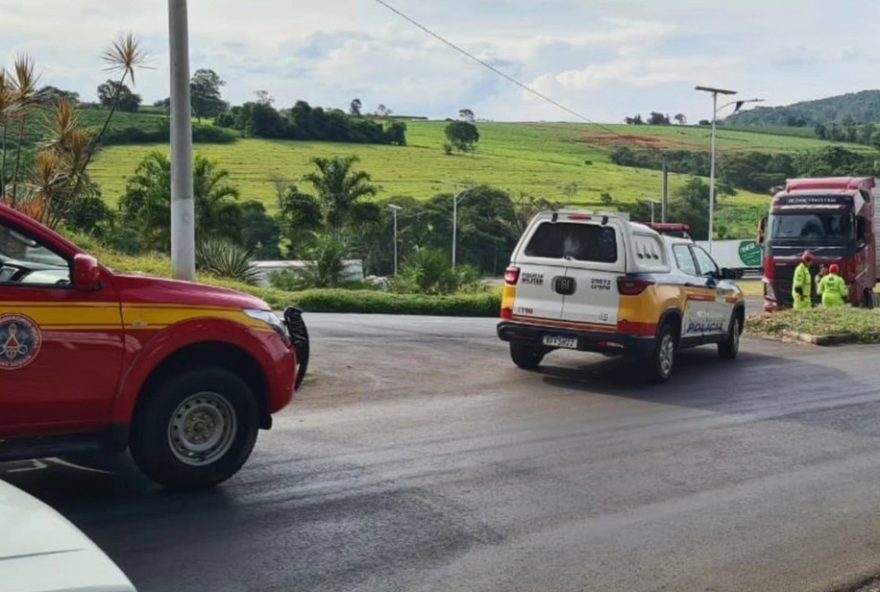 motociclista-morre-em-tragico-acidente-com-caminhao-no-trevo-de-guaxupe2C-mgc-491