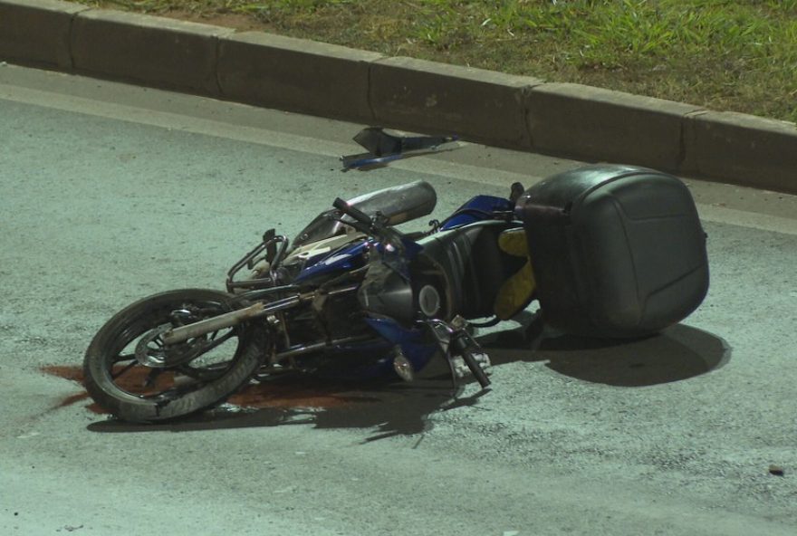 motociclista-morre-no-recanto-das-emas-apos-batida-com-carro3A-vitima-sofre-parada-cardiorrespiratoria